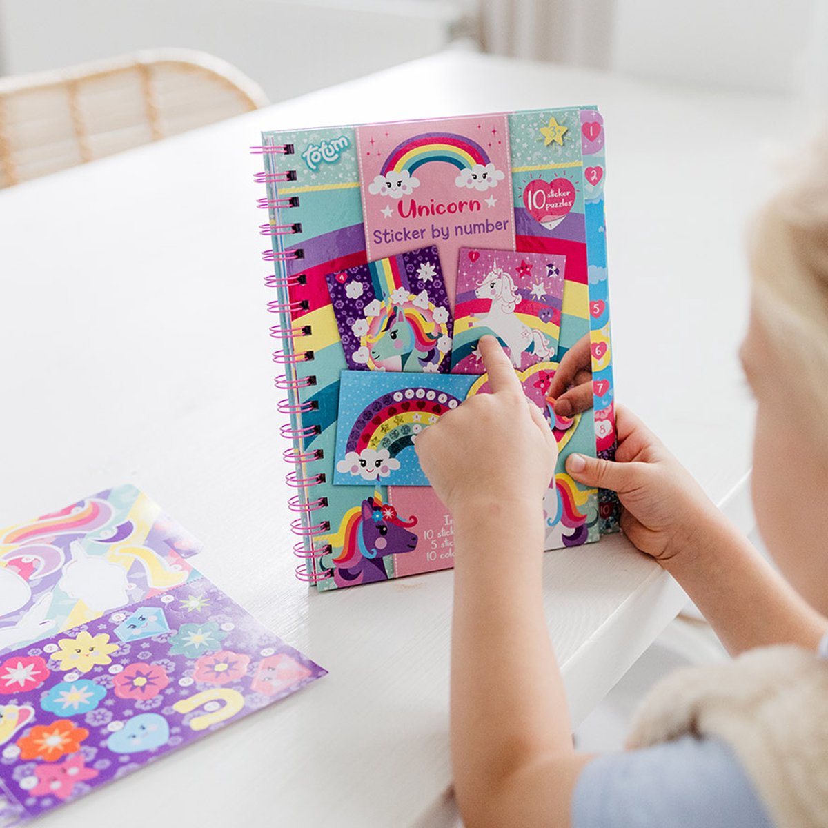 Totum Unicorn sticker puzzel doeboek A5 - vakantieboek stickeren op nummer incl. kleurplaten - speelgoed meisjes vanaf 3 jaar — afbeelding 6