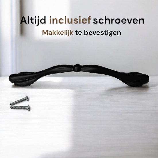Zwarte meubelgreep, eenvoudig te bevestigen met meegeleverde schroeven.