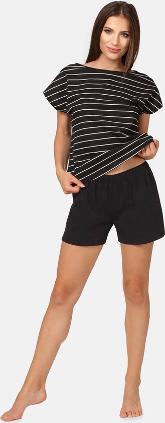 Dames pyjamaset met korte mouwen en korte broek. Zwart met witte streepjes.