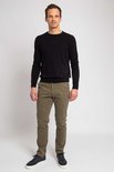 Man met olijfgroene chino's en zwarte trui.