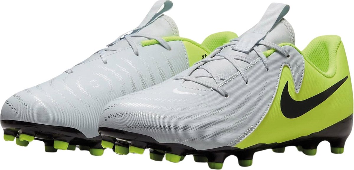 Zachte, synthetische Nike Phantom GX II Academy FG/MG voetbalschoenen voor junioren in grijs en neon groen met vetersluiting.