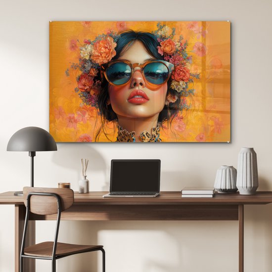 Art en verre d'une femme avec une couronne de fleurs et des lunettes de soleil, fond orange.