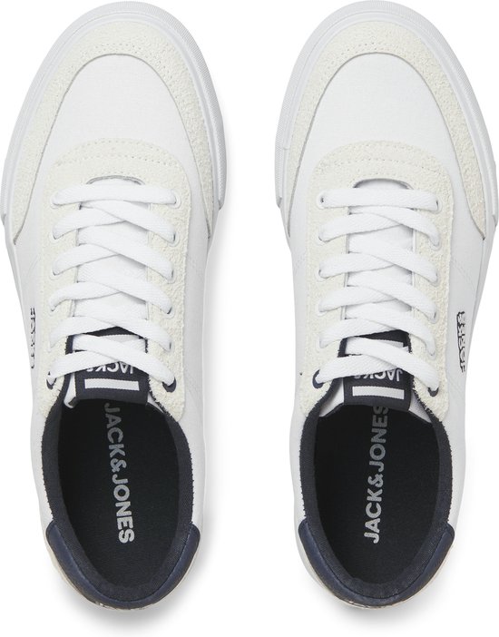 Bovenaanzicht van twee witte lage sneakers van Jack & Jones. Zwart met logo op de binnenzool.
