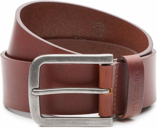 Ceinture en cuir marron avec boucle argentée, enroulée.