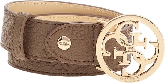 Bruine Guess riem met een grote gouden gesp met het Guess logo. De riem is verstelbaar en heeft een reliëfpatroon.