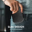 Zwarte portemonnee van PU leer, met een slank ontwerp, wordt in een jeanszak gestopt.