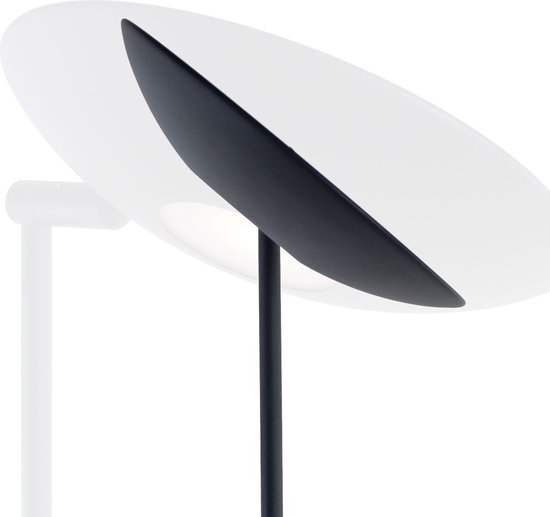 Lampadaire moderne noir avec un abat-jour rond en forme de disque, en gros plan.
