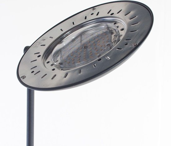 Détail du dessous chromé du lampadaire noir avec éclairage LED.