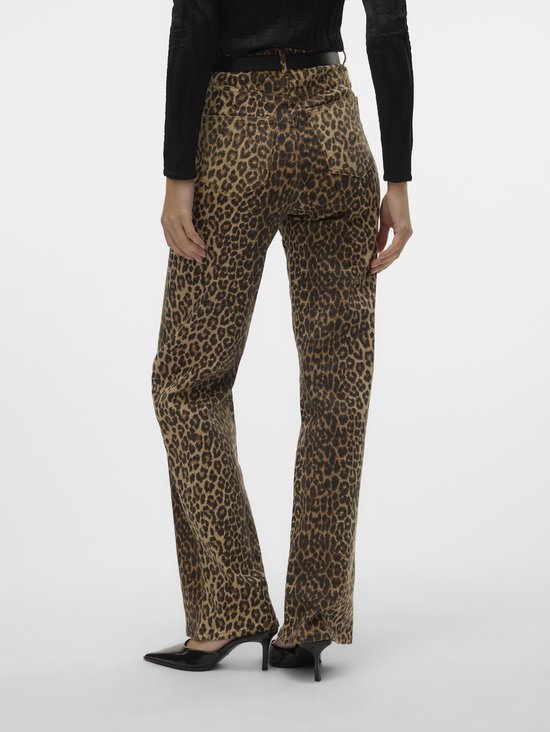 Model in zwarte top en broek met luipaardprint, achterkant.