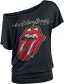 T-shirt noir à col large, porté sur une épaule, avec la langue rouge des Rolling Stones.