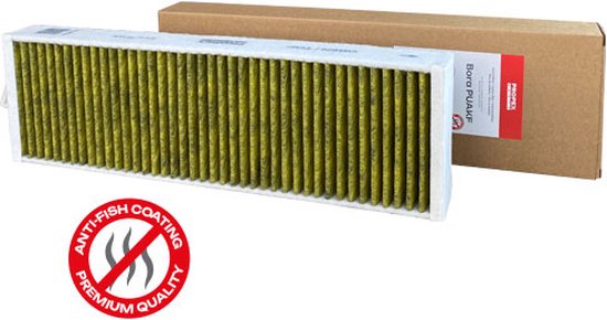 Langwerpig koolstoffilter met groene deeltjes, naast een bruine doos met rode 'Anti-fish coating' sticker.