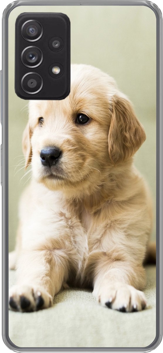 Telefoonhoesje Geschikt voor Samsung Galaxy A33 5G hoesje - Golden Retriever puppy liggend op de bank - Siliconen Telefoonhoesje Telefoonhoesje