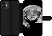 Telefoonhoesje Geschikt voor iPhone 12 Pro Max telefoonhoesje - Hert - Maan - Nacht - Met vakjes - Wallet case met magneetsluiting