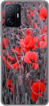 Geschikt voor Xiaomi 11 Lite 5G NE hoesje - Rode Klaprozen in een zwart wit afbeelding - Siliconen Telefoonhoesje