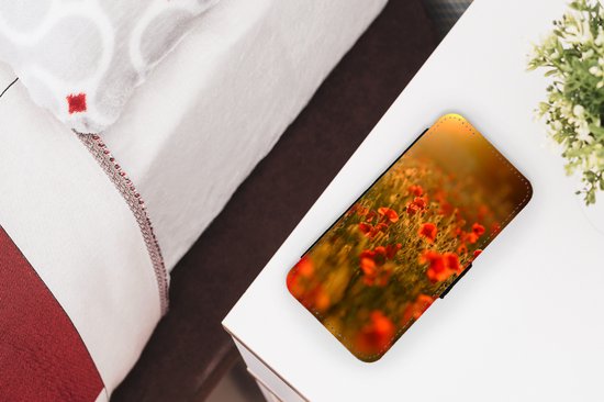 Telefoonhoesje Geschikt voor iPhone 11 Pro Max telefoonhoesje - Oranje gloed over de Klaprozen in het veld - Met vakjes - Wallet case met magneetsluiting