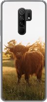 Geschikt voor Xiaomi Redmi 9 hoesje - Schotse hooglander - Gras - Zon - Siliconen Telefoonhoesje