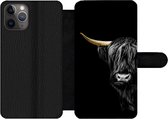 Bookcase Geschikt voor iPhone 11 Pro Max telefoonhoesje - Schotse hooglander - Koeien - Goud - Met vakjes - Wallet case met magneetsluiting
