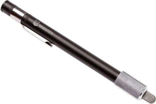 Zwarte Skerper slijp-pen met een metalen clip en geribbelde grip. De punt is afgesloten met een metalen dop.