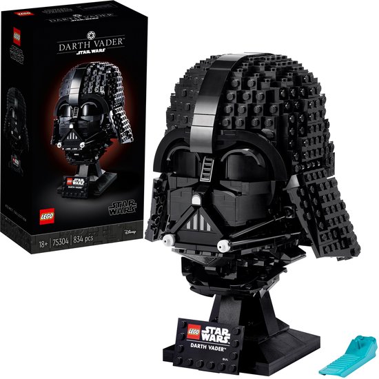 Een LEGO-bouwset van de helm van Darth Vader, compleet met doos, bouwinstructies en displaystandaard.