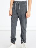 Jongen draagt een grijze joggingbroek met trekkoord en een ritszak.