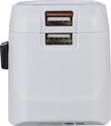Vooraanzicht van een witte reisadapter met twee USB-A poorten. De zijkant toont een zwarte schakelaar.