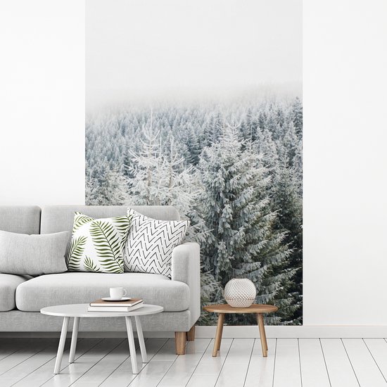 Behang - Fotobehang Bos - Sneeuw - Winter - Seizoenen - Dennenboom - Breedte 170 cm x hoogte 260 cm
