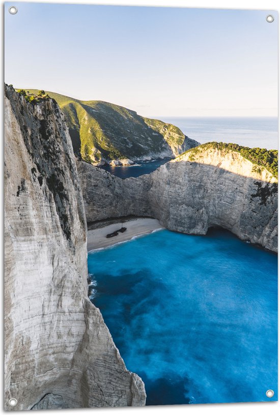 WallClassics - Tuinposter – Navagio Strand in Griekenland - 70x105 cm Foto op Tuinposter  (wanddecoratie voor buiten en binnen)