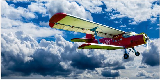 WallClassics - Poster (Mat) - Rood/Geel Vliegtuig in Wolkenvelden - 100x50 cm Foto op Posterpapier met een Matte look