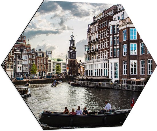 WallClassics - Dibond Hexagon - Bootjes door de Grachten van Amsterdam - 80x69.6 cm Foto op Hexagon (Met Ophangsysteem)
