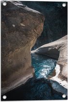 WallClassics - Tuinposter – Helder Stromend Blauw Water - 40x60 cm Foto op Tuinposter  (wanddecoratie voor buiten en binnen)