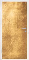 Deursticker Lichtval op een gouden muur - 80x205 cm - Deurposter