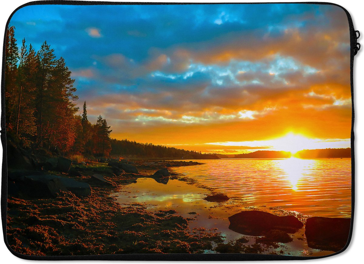 Laptophoes 13 inch - Zon - Landschap - Water - Bomen - Laptop sleeve - Binnenmaat 32x22,5 cm - Zwarte achterkant