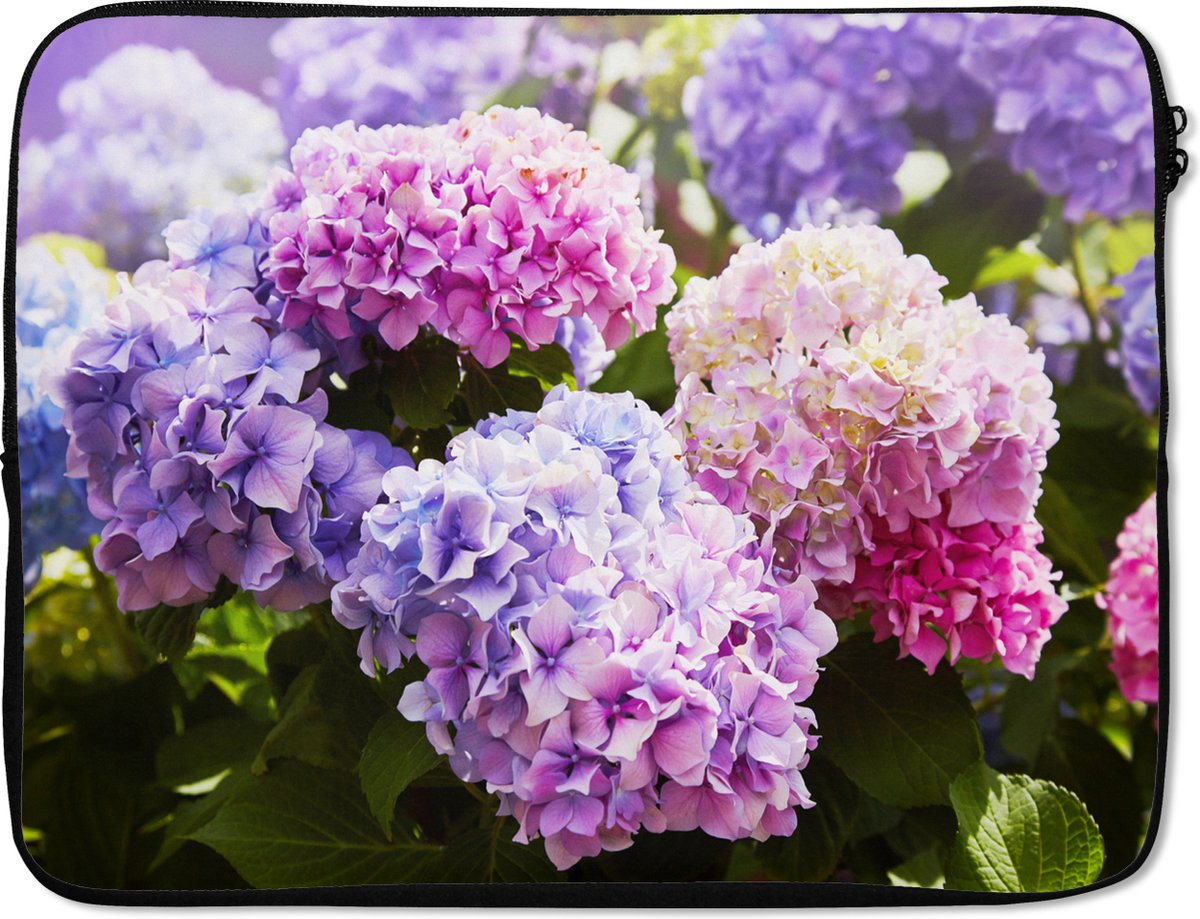 Laptophoes 17 inch - Bloemen - Hortensia - Roze - Bladeren - Zon - Laptop sleeve - Binnenmaat 41x28 cm - Zwarte achterkant