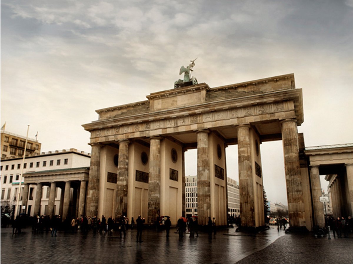 Fotobehang - Toeristen in de buurt van de Brandenburger Tor.