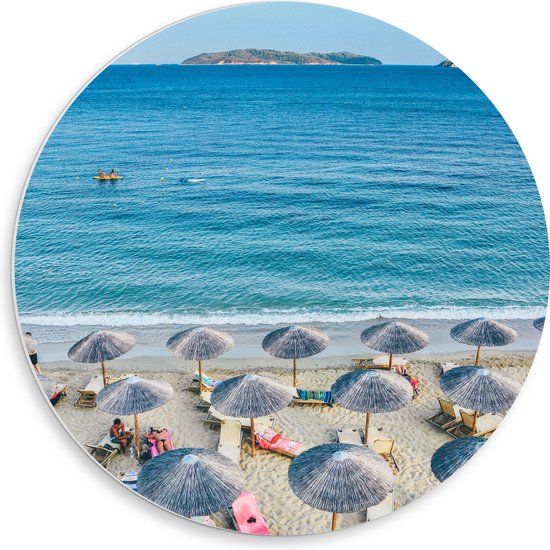 WallClassics - PVC Schuimplaat Muurcirkel - Rieten Parasols met Ligbedjes op het Strand - 50x50 cm Foto op Muurcirkel (met ophangsysteem)