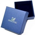 Blauwe Swarovski-doos met het zilverkleurige zwaanlogo, open met donkerblauwe binnenkant.