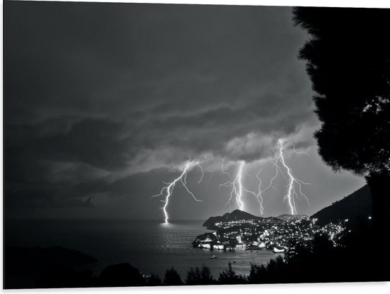 WallClassics - Dibond - Bliksem aan de Kust - Zwart / Wit - 80x60 cm Foto op Aluminium (Met Ophangsysteem)