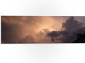 PVC Schuimplaat - Zon achter Donkere Regenwolken - 60x20 cm Foto op PVC Schuimplaat (Met Ophangsysteem)