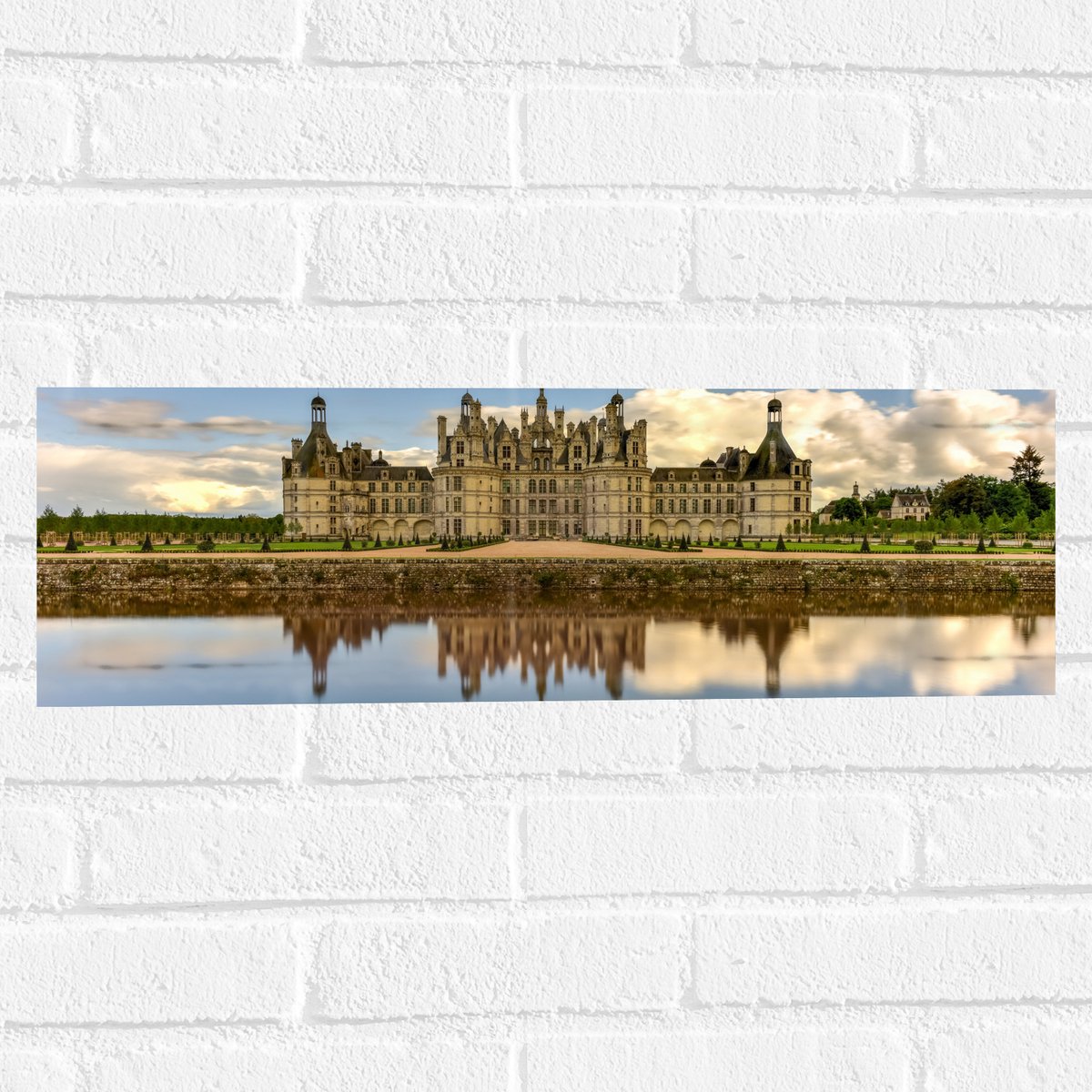 Muursticker - Water voor Kasteel van Chambord, Frankrijk met Schapenwolken - 60x20 cm Foto
