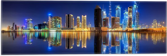 Vlag - Skyline van Dubai met Weerspiegeling in de Zee, Qatar - 60x20 cm Foto op Polyester Vlag