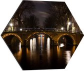 Dibond Hexagon - Verlichte Amsterdamse Gracht in de Nacht - 50x43.5 cm Foto op Hexagon (Met Ophangsysteem)