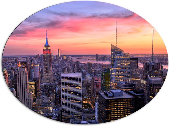 WallClassics - Dibond Ovaal - Uitzicht over de Stad New York bij Zonsopkomst - 108x81 cm Foto op Ovaal (Met Ophangsysteem)