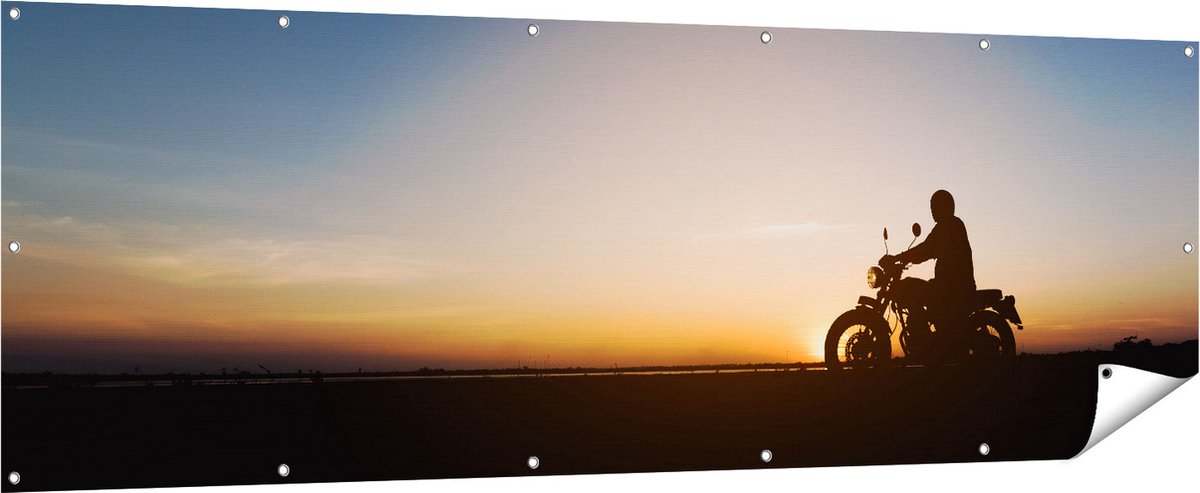 Gards Tuinposter Silhouet van een Motor bij Zonsondergang - 210x70 cm - Tuindoek - Tuindecoratie - Wanddecoratie buiten - Tuinschilderij Multikleur
