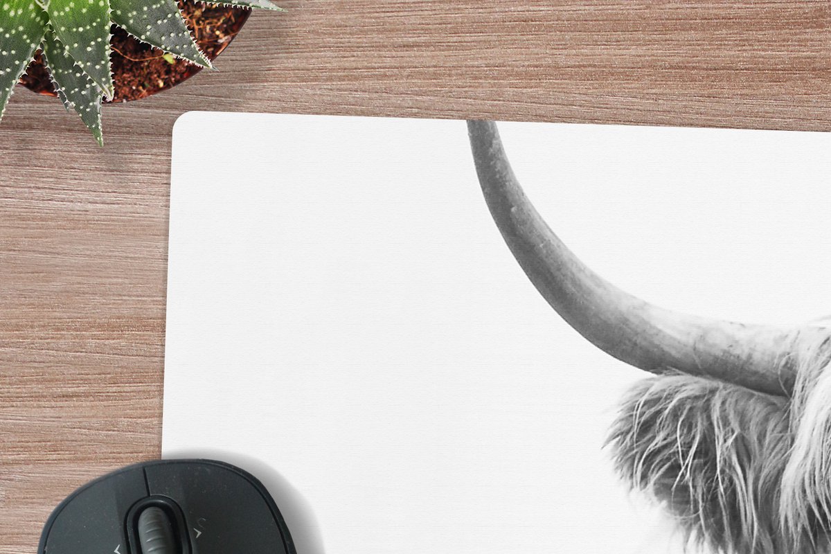 Muismat XXL 90x45 cm - Bureau onderlegger - Bureau mat Schotse hooglander - Dieren - Hoorns - Zwart wit - Bureaumat - Gaming mousepad xl - Bureaulegger groot - Computer deskmat