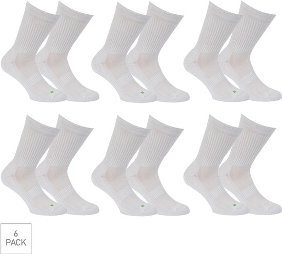 Six paires de chaussettes de sport blanches, chacune avec un motif côtelé tricoté et un talon et des orteils renforcés. Chaussettes gauche et droite marquées R et L.