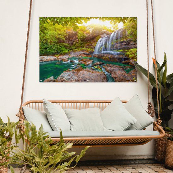Tuinposter waterval - Planten - Stenen - Natuur - Zonlicht - Tuinschilderij voor buiten - Schutting decoratie - Tuin - 120x80 cm - Tuindecoratie - Schuttingdoek - Tuindoek