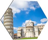 WallClassics - Dibond Hexagon - Toeristische Toren van Pisa in Italië - 60x52.2 cm Foto op Hexagon (Met Ophangsysteem)