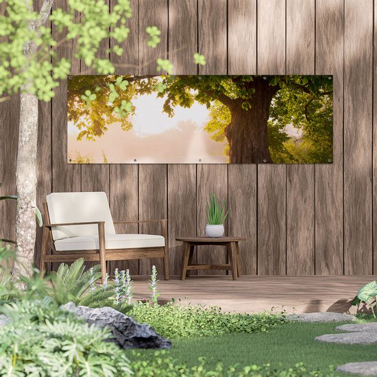 Gards Tuinposter Eikenboom aan het Water met Volle Bladeren - 180x60 cm - Tuindoek - Tuindecoratie - Wanddecoratie buiten - Tuinschilderij