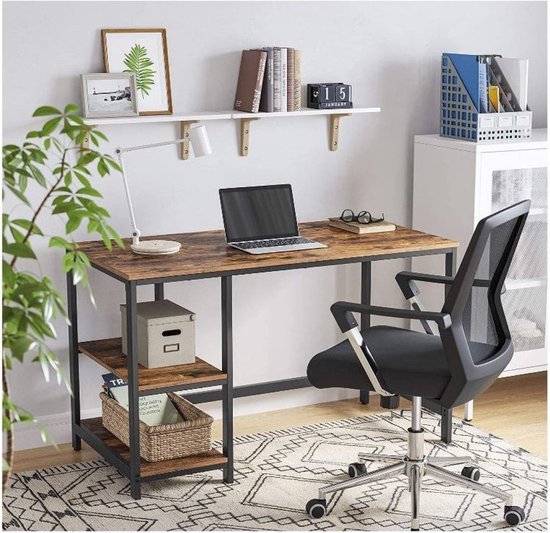 Bureau met bruin houtnerf blad en zwart frame, in een studeerkamer met lamp, laptop en stoel.