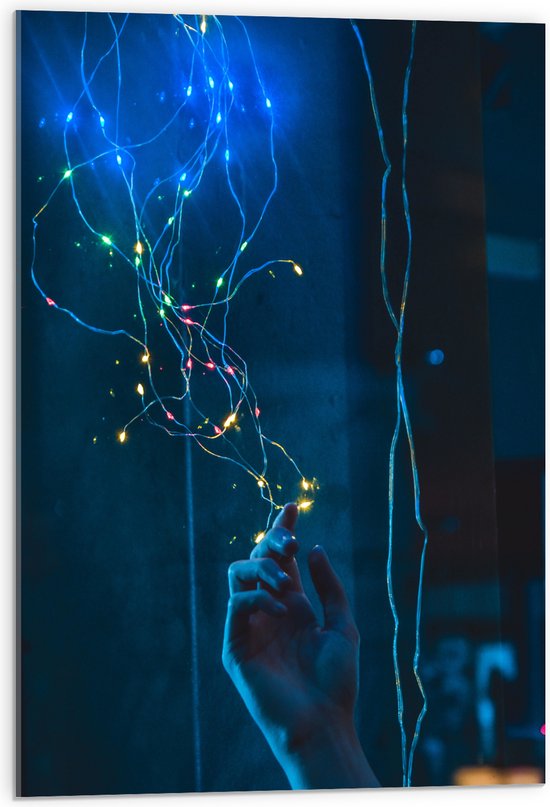 Acrylglas - Hand met Blauwe Elektriciteitsdraden - 50x75 cm Foto op Acrylglas (Met Ophangsysteem)